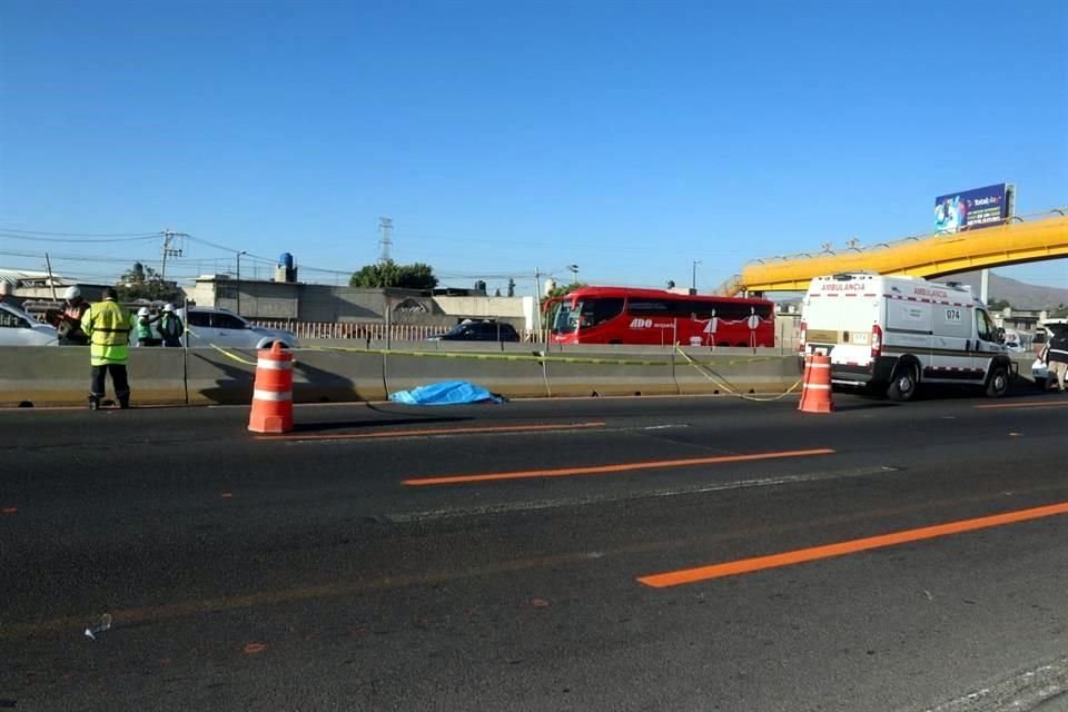 Un hombre de alrededor de 50 años falleció arrollado en carriles centrales de autopista México-Puebla por un vehículo que se dio a la fuga.
