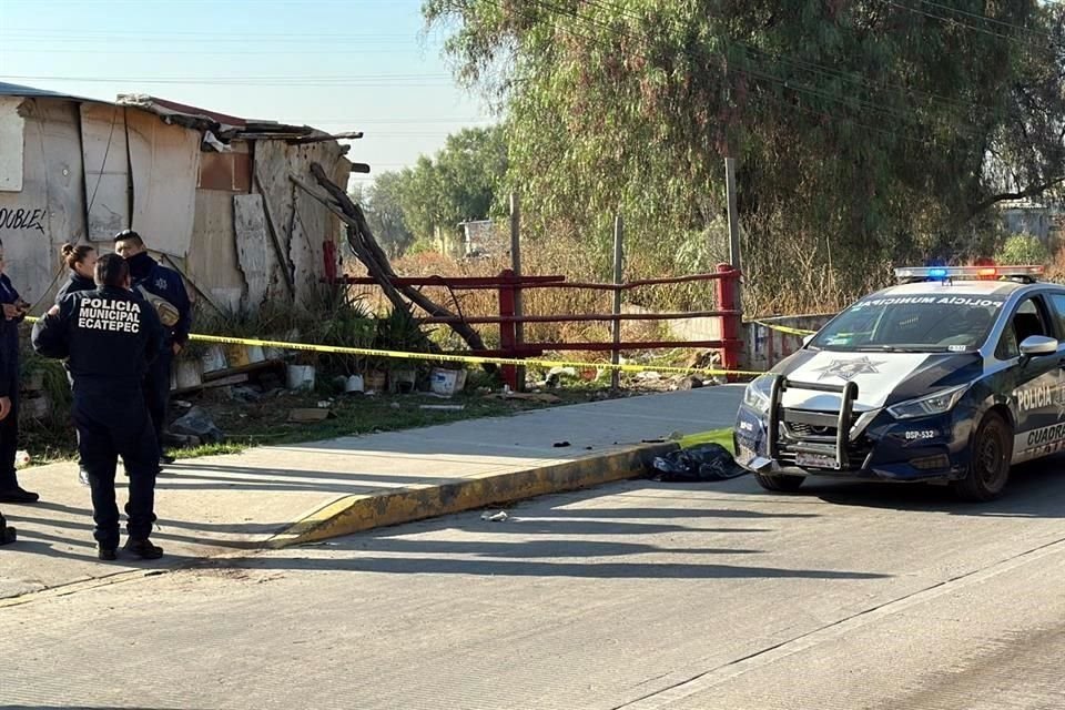 El cuerpo de un hombre con signos de violencia fue abandonado en Ecatepec y descubierto esta mañana por vecinos de la zona.