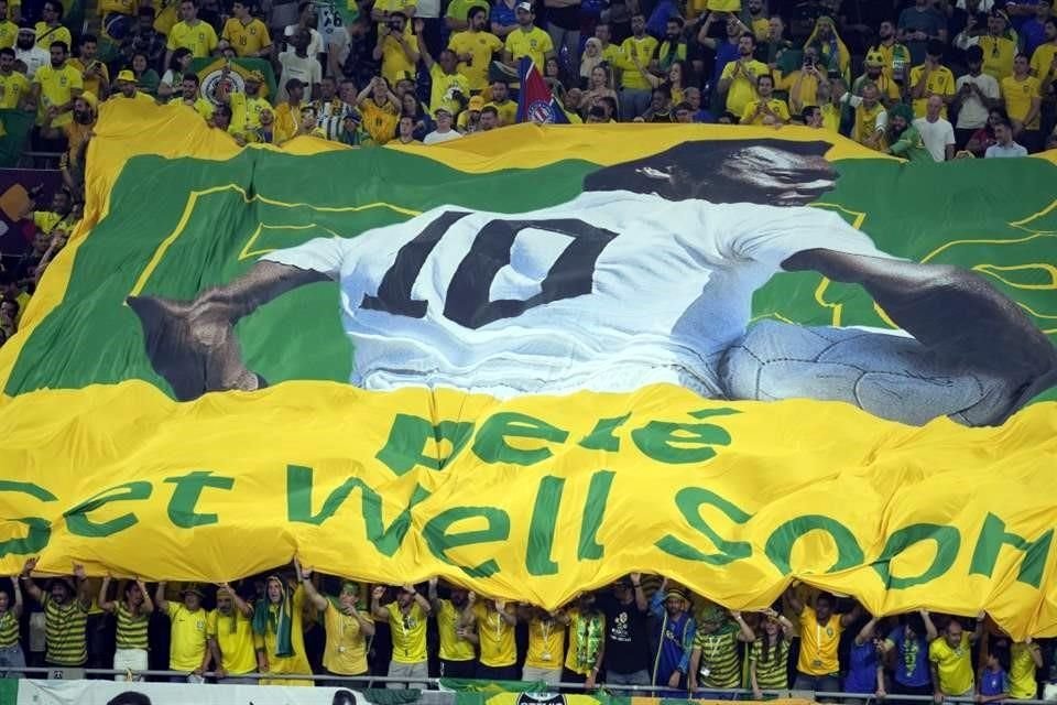 La torcida brasileña desplegó una manta en honor a Pelé.