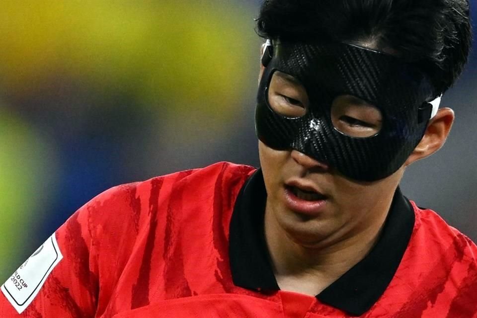 Son, jugador coreano, quien juega con una protección en el rostro.