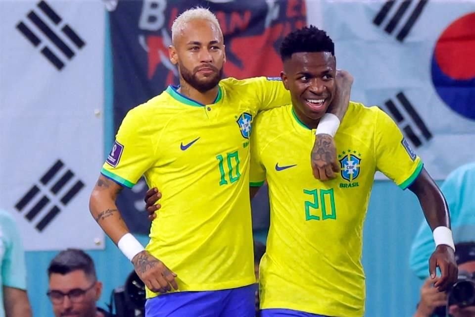 Neymar y Vinicius celebran una de las anotaciones en el partido.