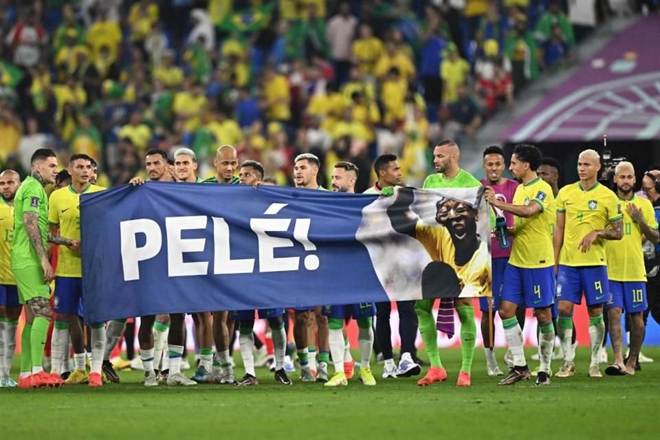 La manta que sacó el equipo brasileño al final del partido, con dedicatoria a Pelé.