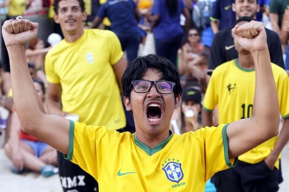 Aficionado brasileño celebra eufórico en las tribunas.