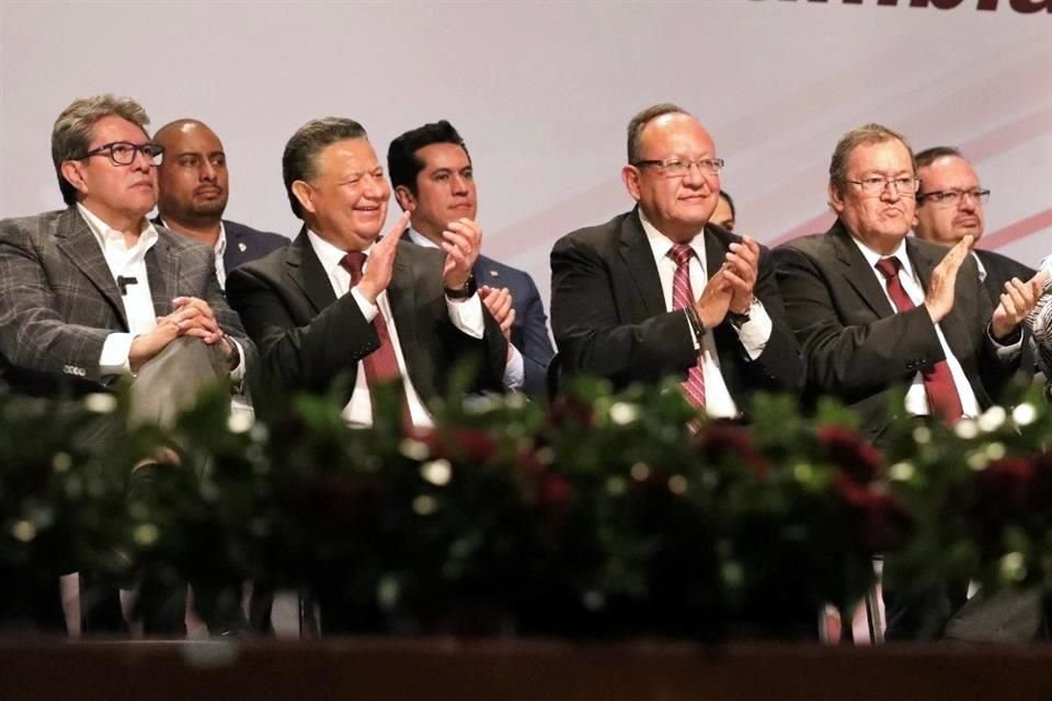 Un Monreal serio acompañó al Gobernador Julio Menchaca, al senador Navor Rojas y sus compañeros Daniel Gutiérrez y Guadalupe Vázquez.