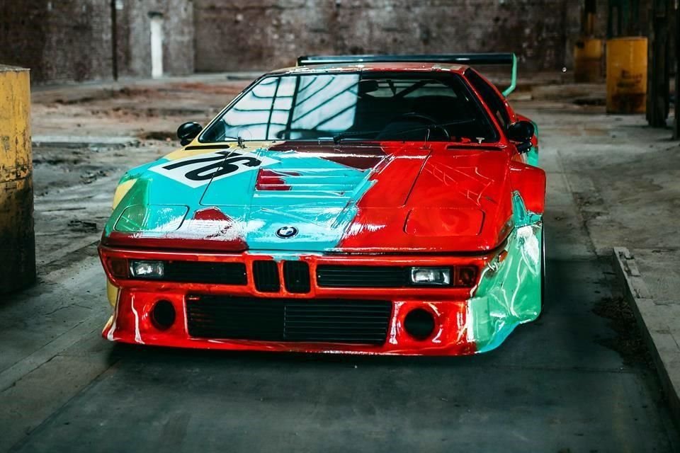 El M1 de 1979 fue pintado a mano por el artista Andy Warhol, como parte del BMW Art Collection