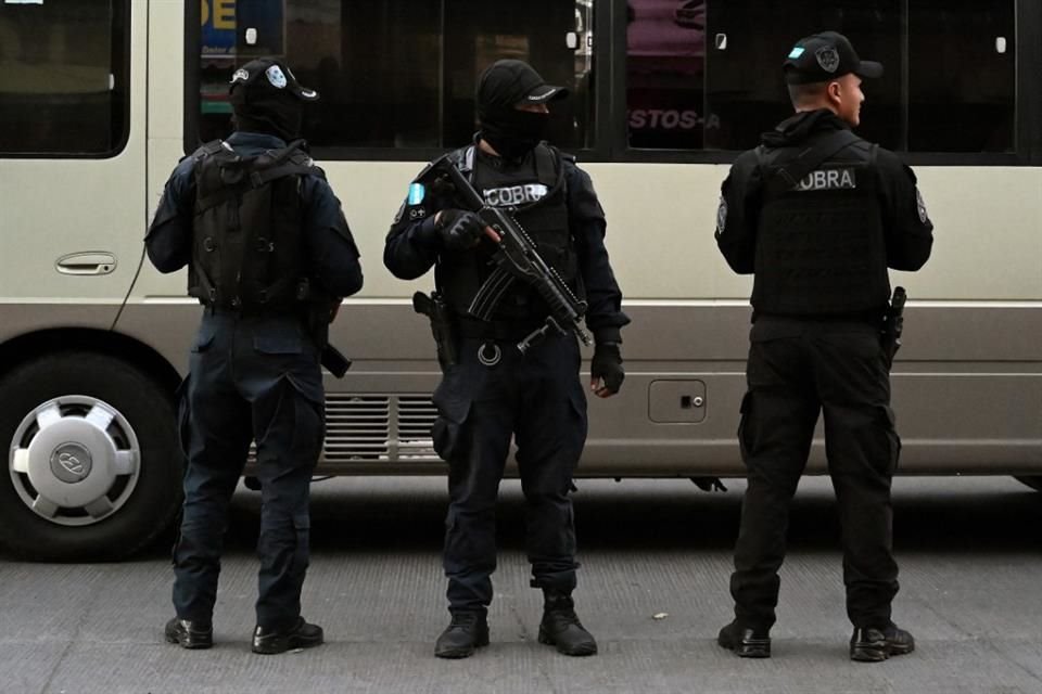 Policías hacen guardia en un retén de control territorial y seguridad en un barrio en Tegucigalpa el pasado noviembre.