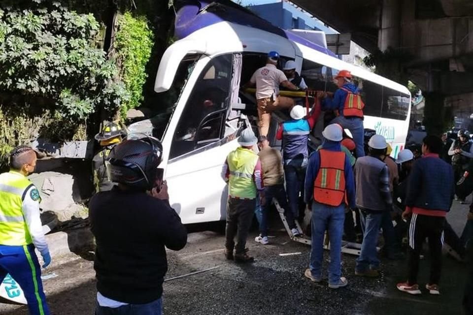 Un autobús de turismo chocó contra un muro del Segundo Piso del Periférico, a la altura de la Colonia Los Alpes; hay lesionados que ya son atendidos.