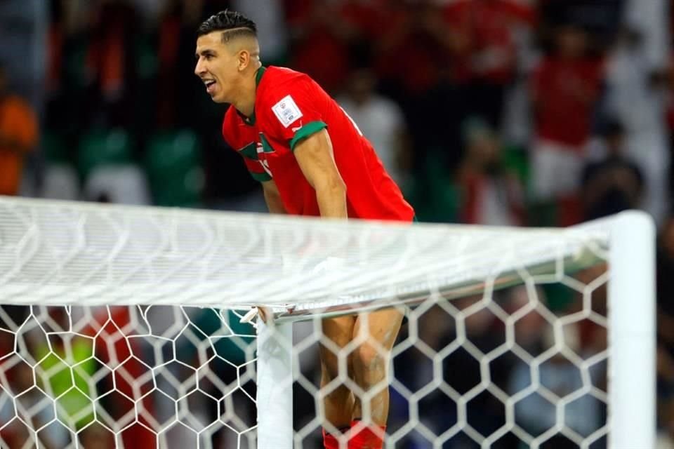 El defensa Jawad El Yamiq  celebra con sus aficionados, trepado en la portería, el pase a Cuartos de Final en los que se medirán al ganador del duelo entre Portugal y Suiza.