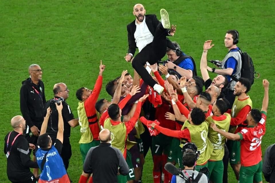 Los jugadores de Marruecos celebraron el pase a Cuartos de Final aventando por todo lo alto al director técnico Walid Regragui.