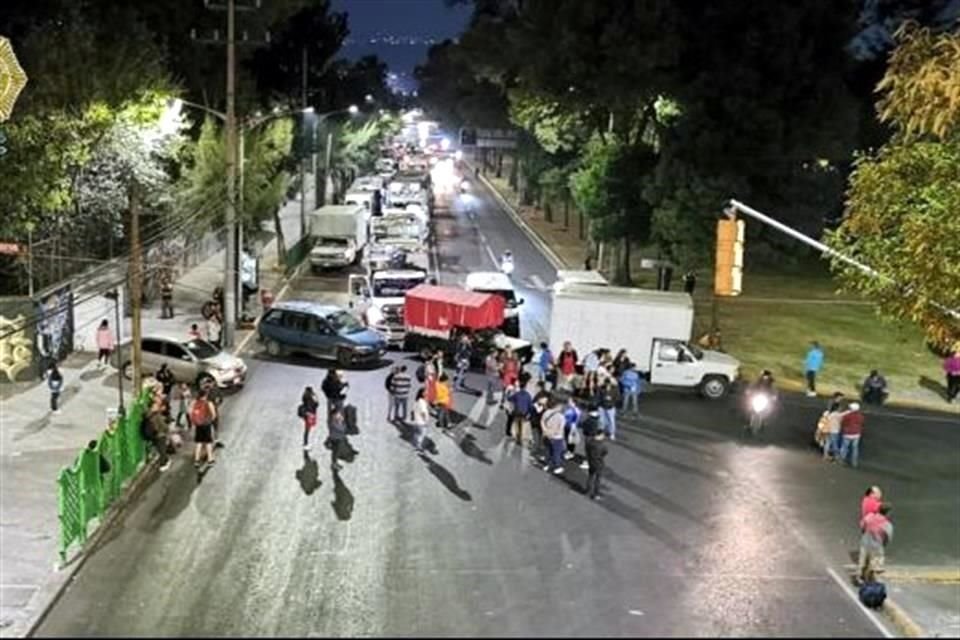 La Secretaría de Seguridad Ciudadana informó que manifestantes bloquean la Calzada Tlalpan a la altura de Viaducto.