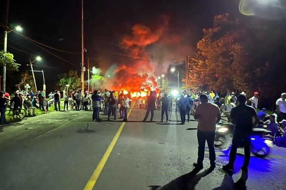 Pobladores bloquearon una vía federal en Sayula de Alemán para exigir la aparición del tesorero Rafael González, en Veracruz.