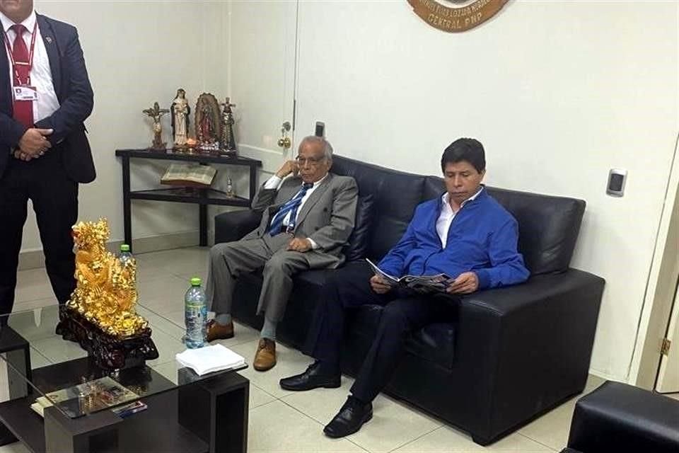 México inició consultas con el Gobierno de Perú para intentar sacar de la cárcel al depuesto Presidente Pedro Castillo, detenido el miércoles, acusado de rebelión, y darle asilo político.