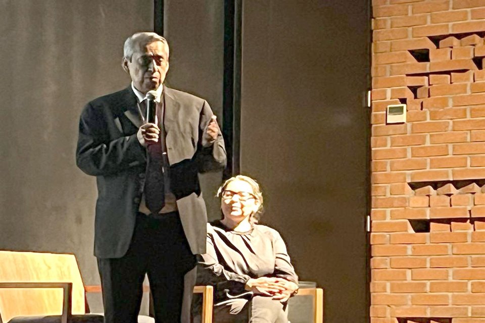 Rodolfo de la Torre y Mónica Orozco, investigadores del CEEY, en la presentación del primer Informe de Movilidad Social para Nuevo León.