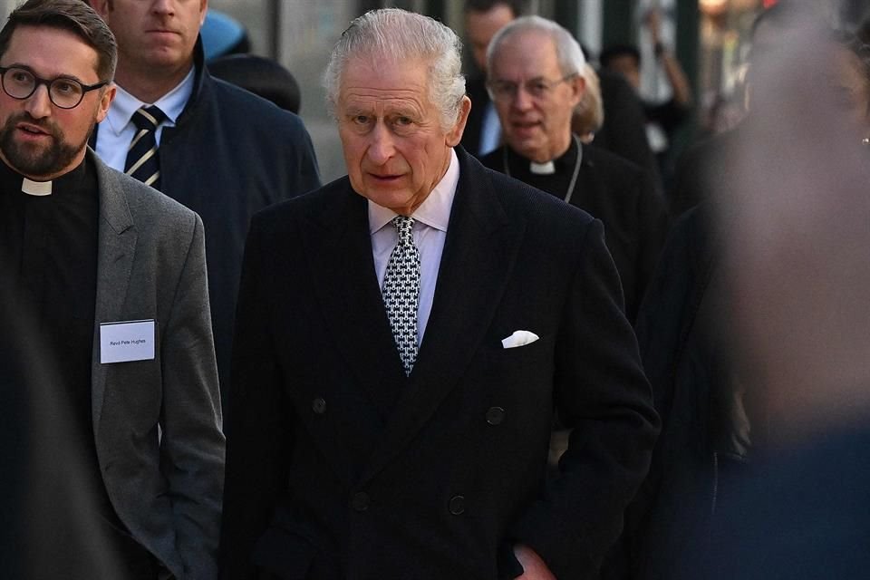 Carlos III ignoró pregunta sobre la docuserie del Príncipe Enrique y Meghan Markle durante evento en Londres.