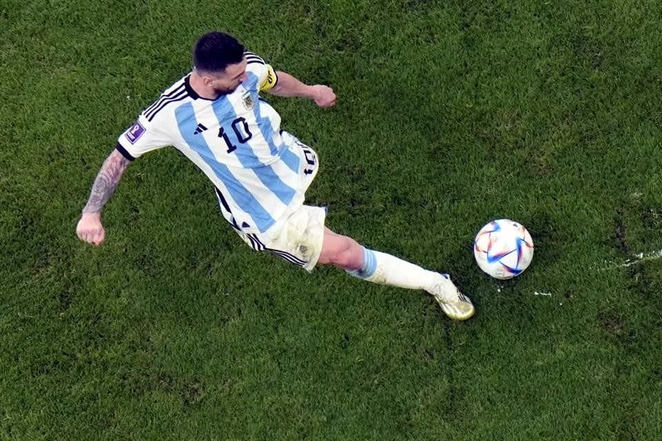 Momento del cobro de Lionel Messi.
