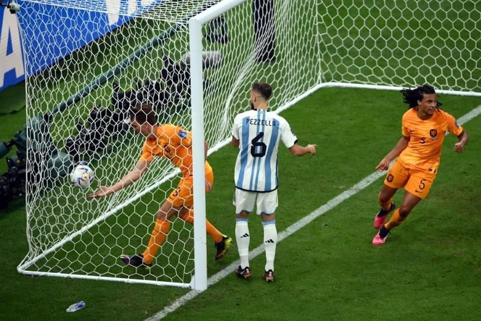 La acción del gol de descuento que convirtió Países Bajos.
