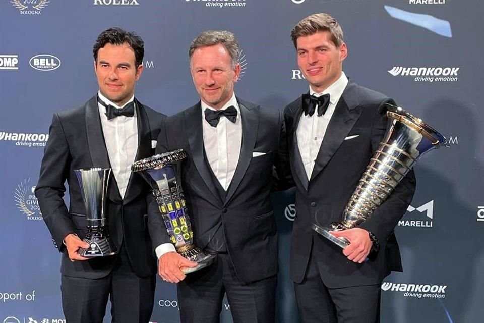 Red Bull recibió los trofeos a campeón de piloto, tercer lugar y monarca de constructores.