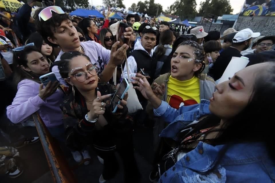 Cientos de asistentes al concierto de Bad Bunny en el Estadio Azteca reclaman fraude en los boletos y piden solución.