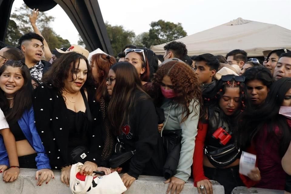 El lugar lucía rebasado, por lo que fue necesaria la intervención de policía a caballo para dispersar a los asistentes.