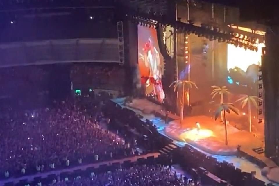 El concierto de Bad Bunny en el Estadio Azteca de la CDMX inició 90 minutos después de los anunciado, derivado de problemas con los accesos.