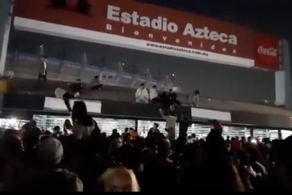 Fanáticos de Bad Bunny intentaron ingresar al concierto trepando la entrada principal del Estadio Azteca.
