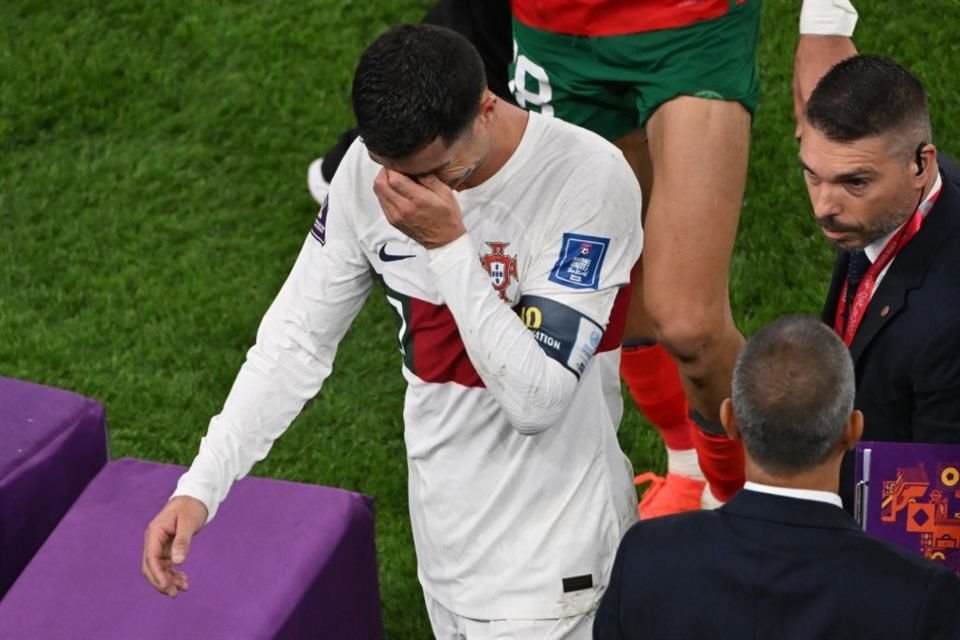 Ronaldo salió de la cancha entre lágrimas.