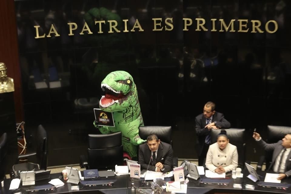 Xóchitl Gálvez, disfrazada de dinosaurio, irrumpió en el Senado a la hora en que se discutía el 'Plan B' electoral.