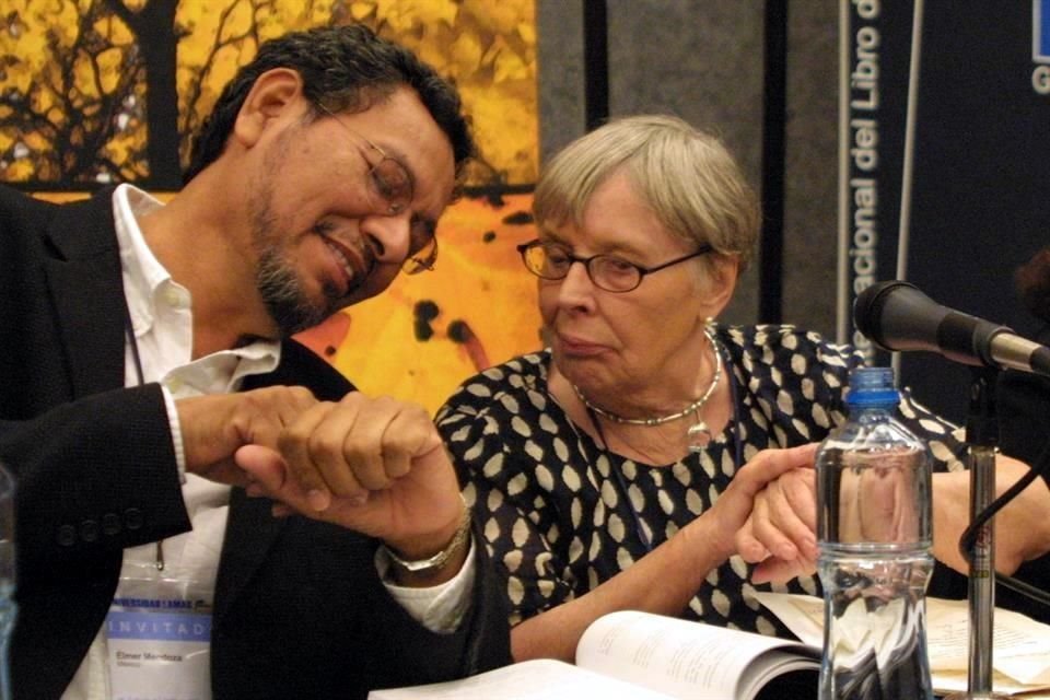 Jean Franco y el escritor Elmer Mendoza durante la FIL de Guadalajara 2003, donde abordaron la literatura de Rubem Fonseca.