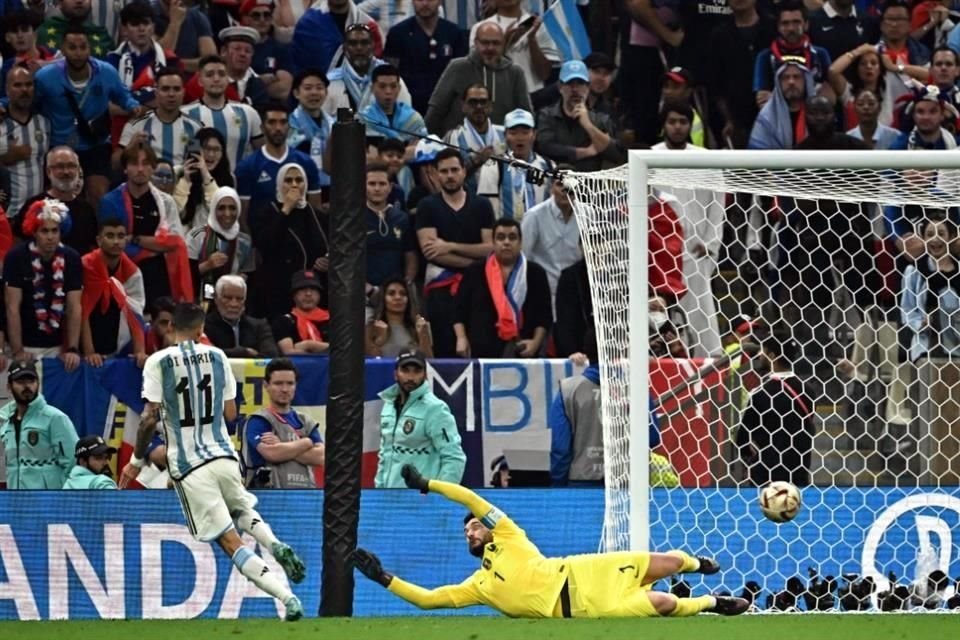 Ángel Di María marca el segundo gol de Argentina en la Final.