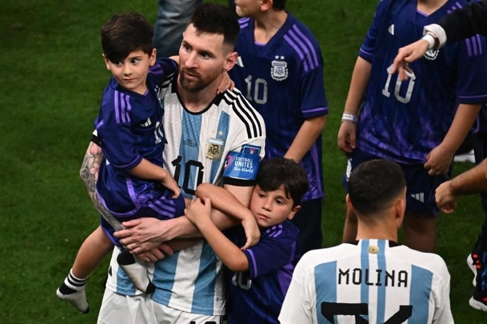 Lionel Messi celebró con sus hijos en la cancha.