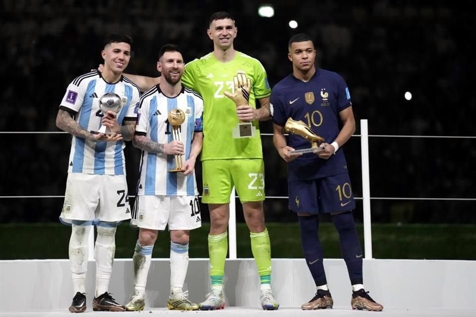 Enzo Fernández, Lionel Messi, Emiliano Martínez y Kylian Mbappé, con los premios a los mejores jugadores del Mundial.