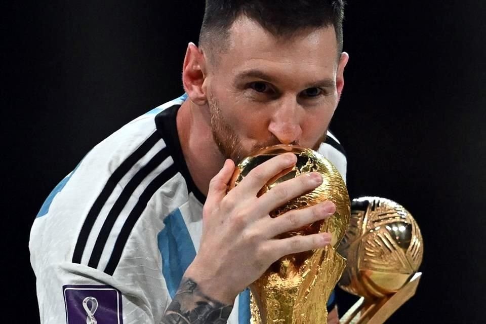 Messi besó a la Copa antes de que se le fuera entregada.