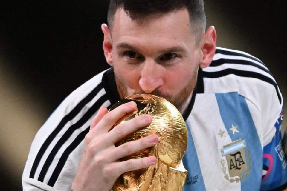 Lionel Messi besó la copa.