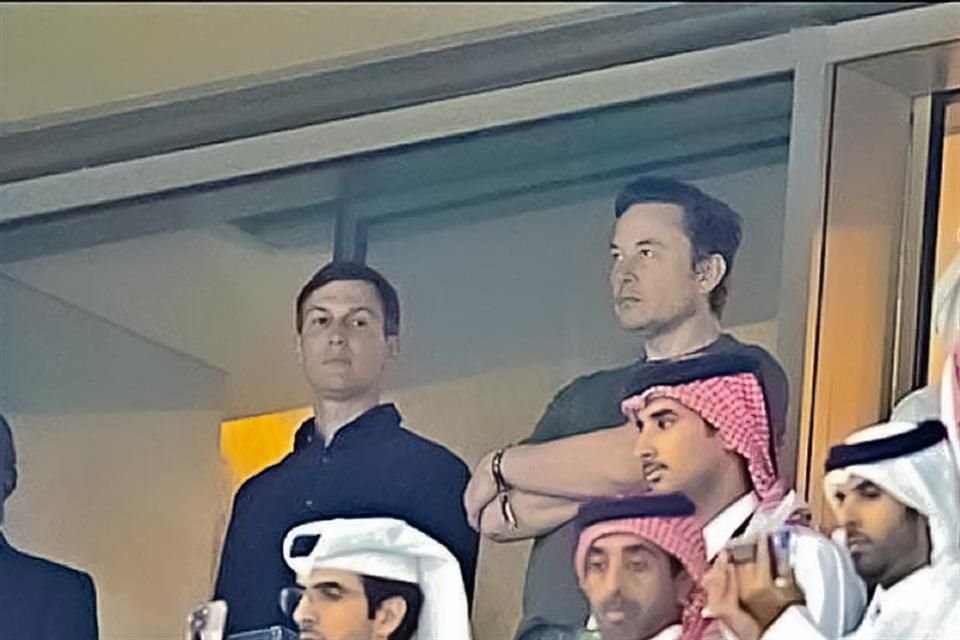 Elon Musk (centro), dueño de Tesla, presenció ayer la final Argentina-Francia con Jared Kushner (izquierda) yerno de Donald Trump, ex Presidente de EU.