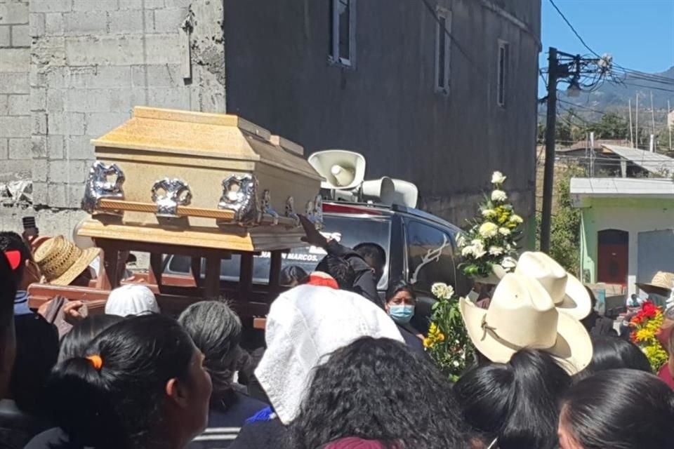 Familiares y amigos de Elvin Mazariegos, guatemalteco asesinado el lunes por un soldado mexicano en Chiapas, realizaron hoy su entierro.