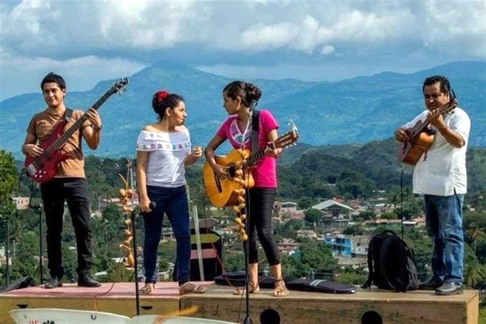 Las Hermanas García son originarias de Ometepec, Guerrero, tierra de músicos. Su disco debut fue 'Que sepan todos', de 2017.