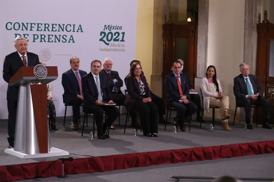 El Presidente fue acompañado por Octavio Romero, Rocío Nahle, Arturo Herrera, Maria Luisa Albores y Manuel Bartlett.