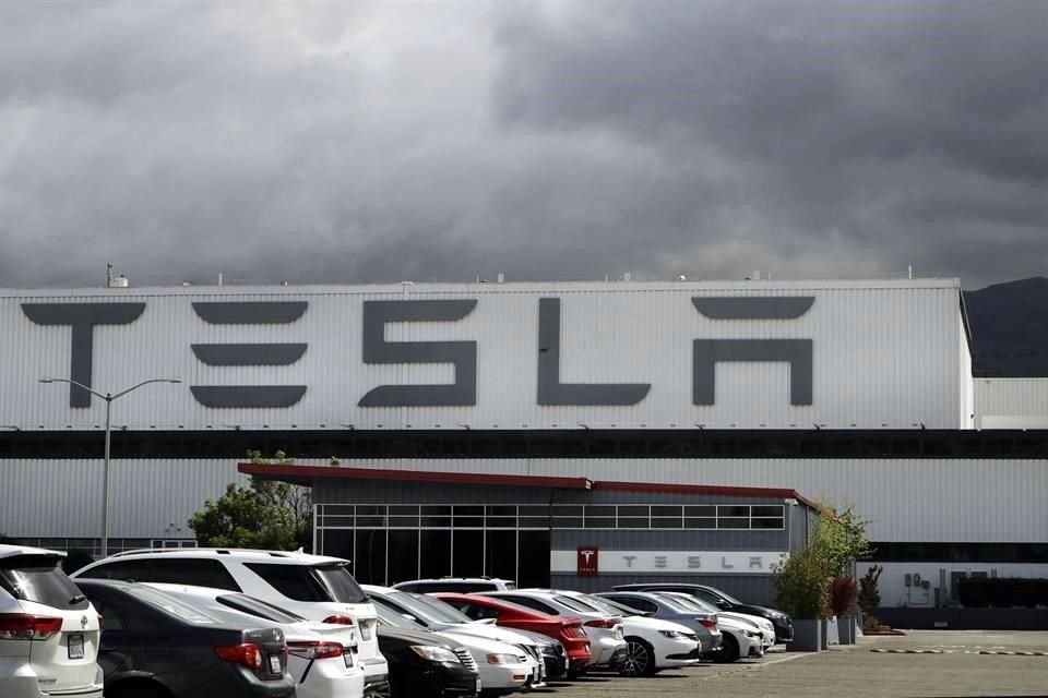 Tras semanas de puja entre estados y hasta el Gobierno, lo que puso en riesgo llegada de Tesla a México, Nuevo León se perfila para recibir Gigaplanta, en un acuerdo que beneficiaría a más entidades.