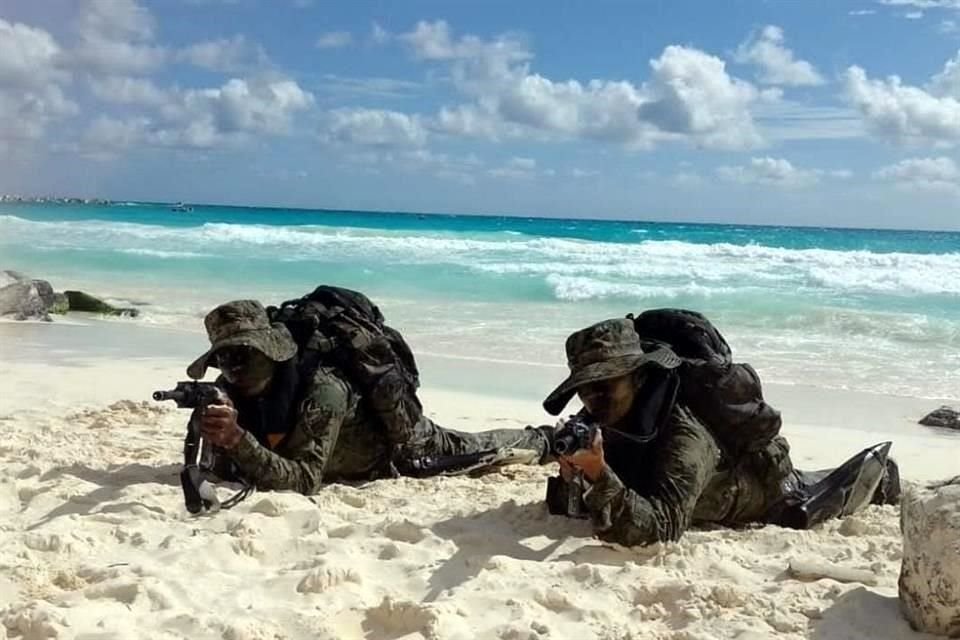 Para demostrar las habilidades de sus elementos, la Semar montó una función con marines en playas de Cancún.