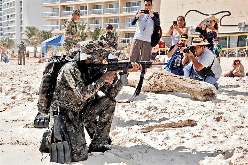 La Secretaría de Marina (Semar) hizo una demostración en una playa de la zona hotelera de Cancún, Quintana Roo, para presumir las habilidades de sus elementos en caso de un evento.