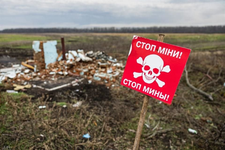 Un letrero que dice 'Alto a las minas' tanto en ucraniano como en ruso fue colocado en la región de Donetsk.