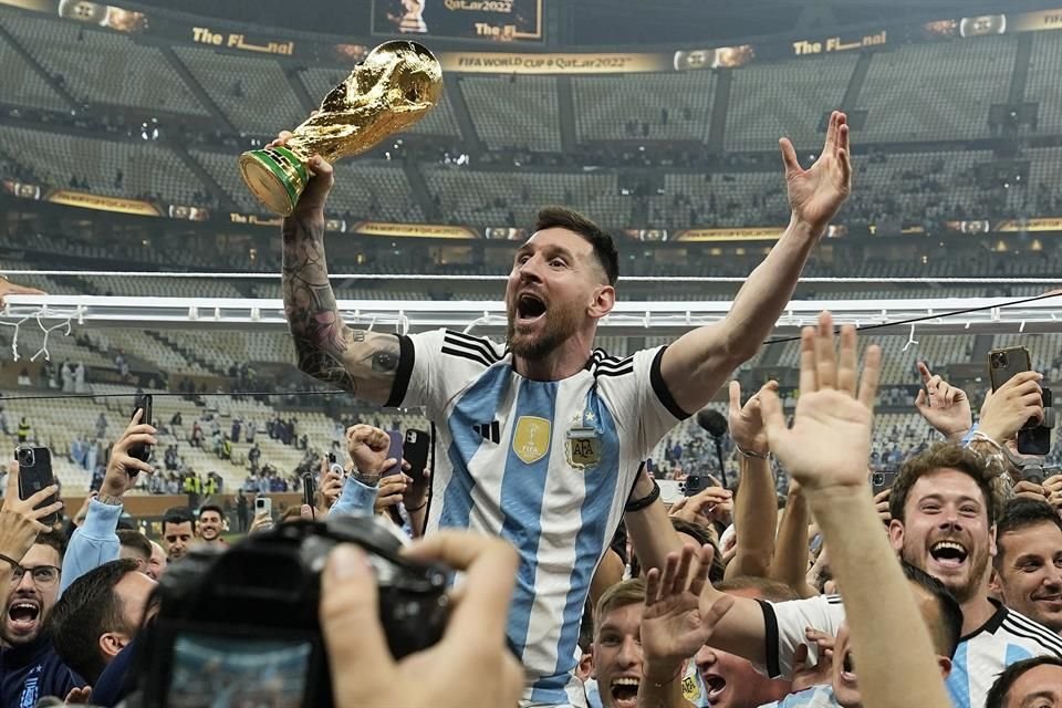Lionel Messi celebró por momentos su título mundial en Qatar con un trofeo falso.