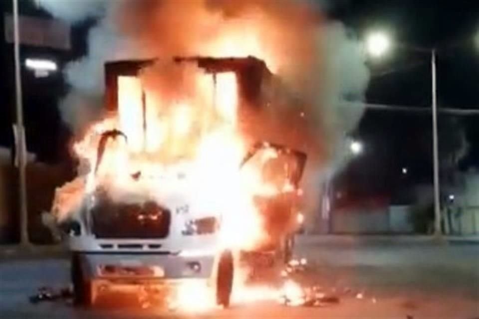 Vehículos quemados en Culiacán.