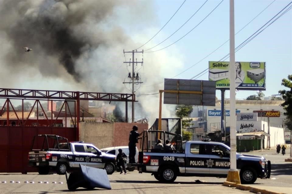 La polica llega al lugar en el que un local fue saqueado en Culiacn, en el estado de Sinaloa, tras la detencin de Ovidio Guzmn.