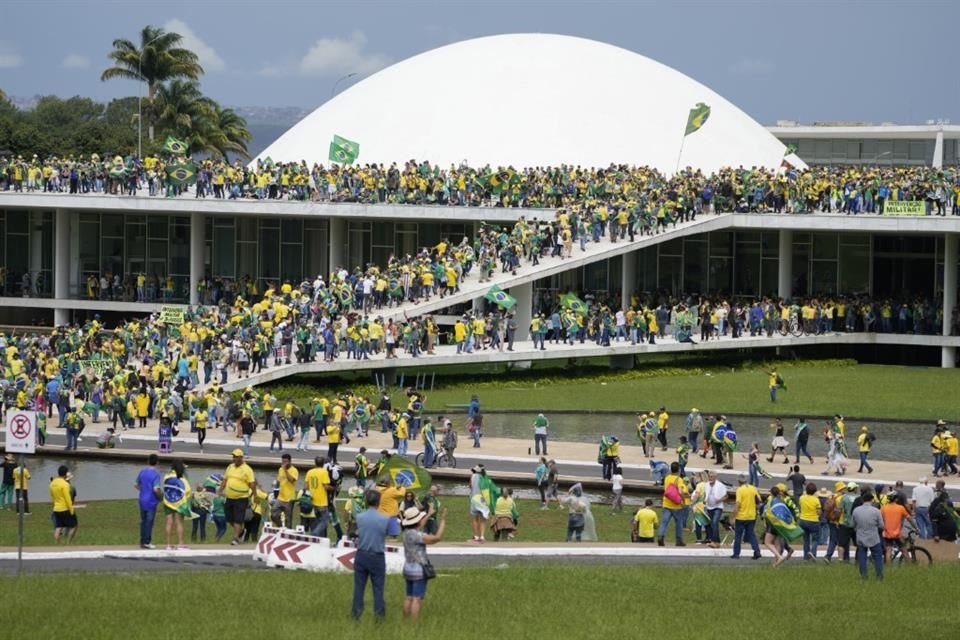 Simpatizantes del expresidente brasileño Jair Bolsonaro irrumpen en el Congreso Nacional de Brasil, en Brasilia, el domingo 8 de enero de 2023.