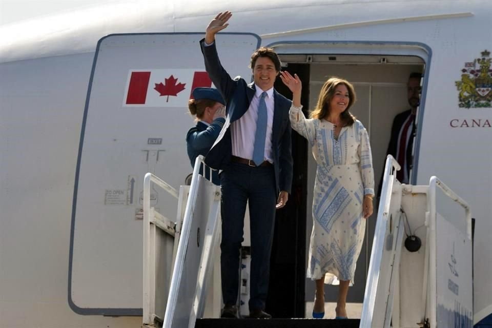 El Primer Ministro de Canadá, Justin Trudeau, acompañado por su esposa Sophie Grégoire aterrizó al AIFA a las 14:29 horas.