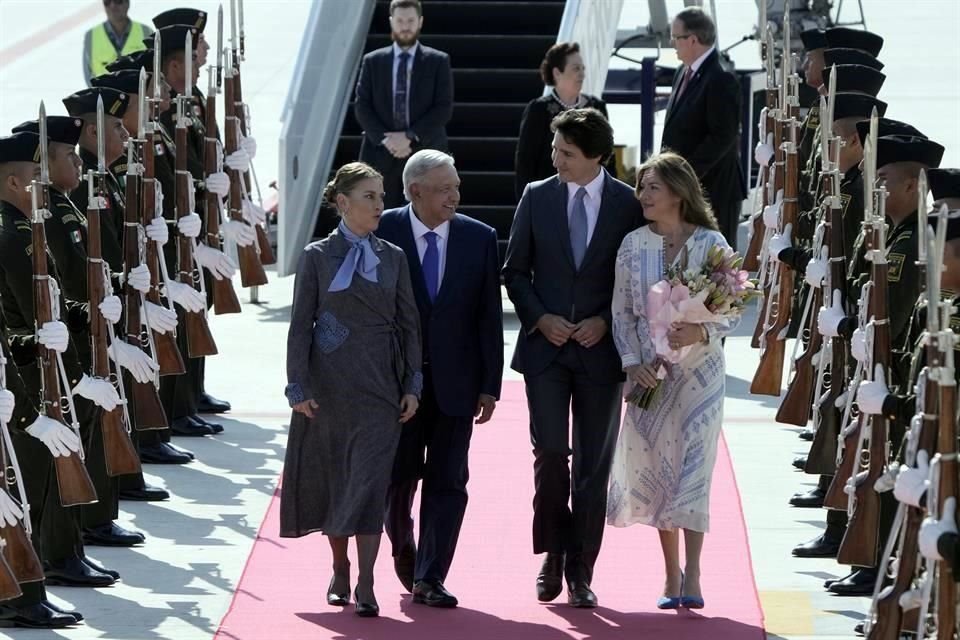 Antes de abordar sus respectivos vehículos, el presidente Andrés Manuel López Obrador conversó brevemente con el Primer Ministro de Canadá. Los acompañaron sus esposas.
