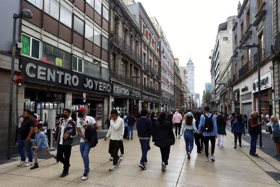 La contaminación lumínica proviene de la variedad de luminarias, pues conviven áreas atendidas en Madero, la Alameda Central o el Palacio de Minería, con espacios sin mantenimiento y luces obsoletas.