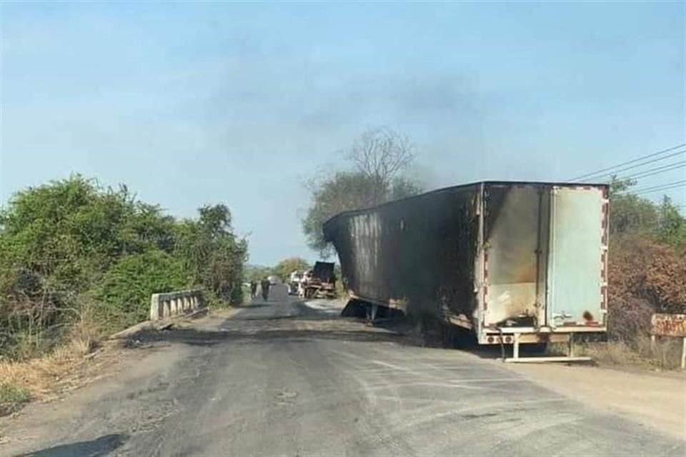 Criminales han bloqueado en repetidas ocasiones la vía Apatzingán-Aguililla con un vehículos incendiados.