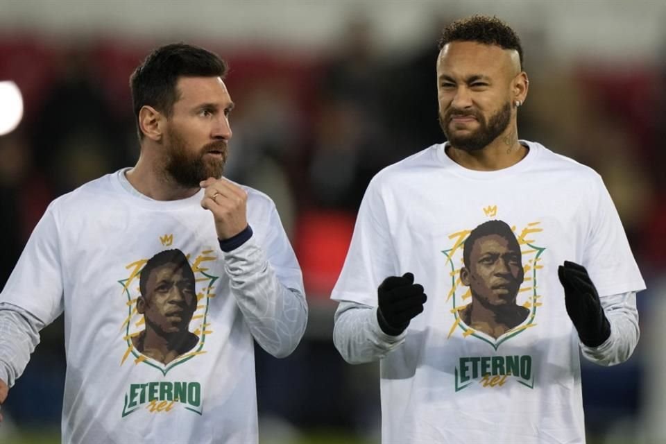 Messi y Neymar con las camisetas en honor a la memoria de Pelé.